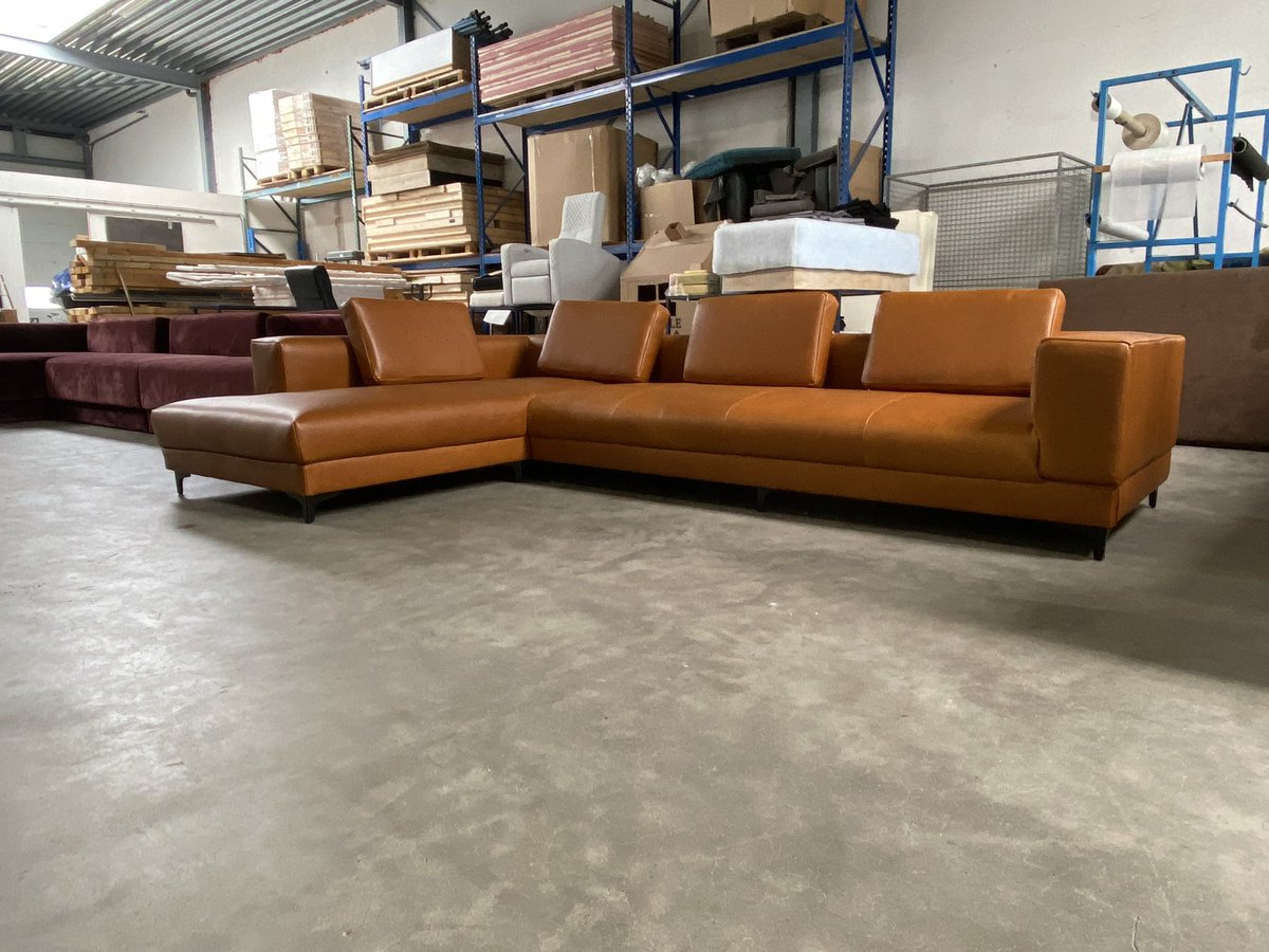 inevaCinema's tweet photo. I think it is fare to say that everyone is affected by this crazy times during the #coivid19.. But that won’t stop us of creating these beautiful media room sofa for ours clients so they can  enjoy there time with their loved ones🙏🙏 #mediaroom  #luxurylifestyle #interiordesign https://t.co/vKJHJsIBQz