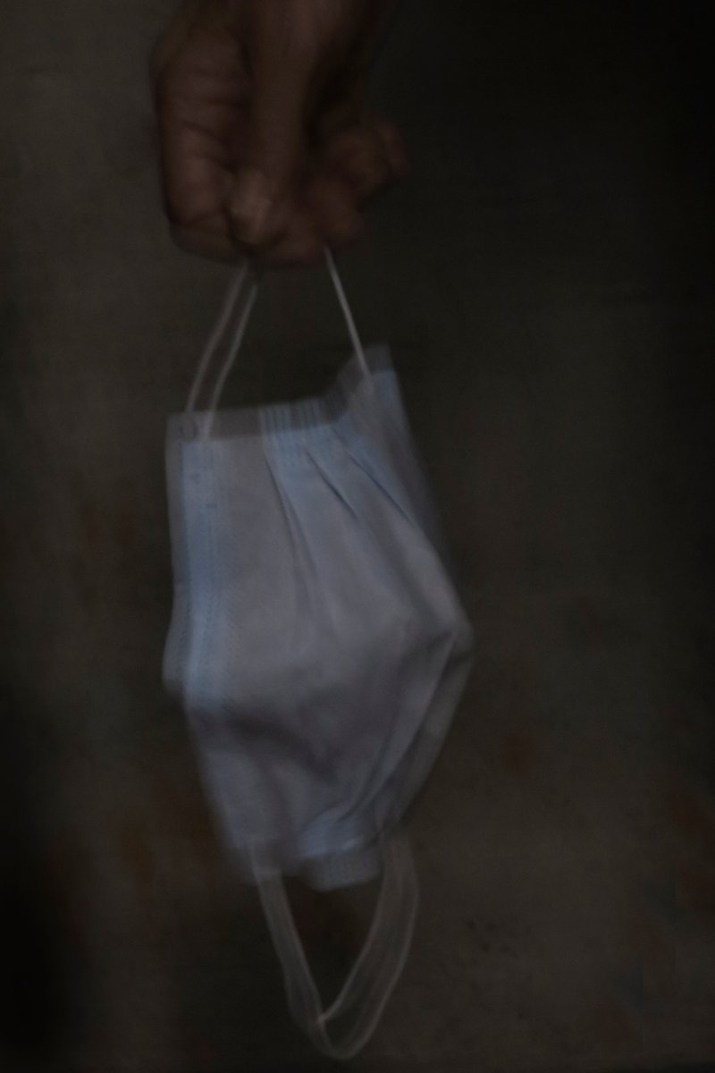 Although this difficult time has forced many photographers to pause and reevaluate their approach to work, it has also created more room for experimentation and creativity, as photographers discover new ways to interpret the reality we are facing. @albertoconti / LUZ