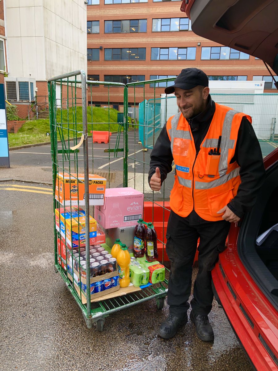 ChepRoundTable's tweet image. Today we delivered some treats to the front line of the fight against COVID-19 for our NHS Heroes after we saw an appeal on social media.

All donated by The Woodlands Tavern, Llanvair Discoed and Mrs Gemma Allen, Magor.

#nhsheroes
#nhs
#thankyou @AneurinBevanUHB