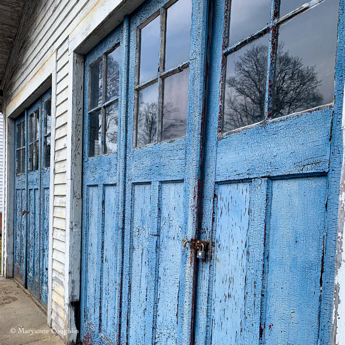 Blue doors 💙

#momentsofbeauty #beautiful #colorful #FridayThoughts 
#massachusetts #newengland 
#streetphotography 
#newenglandpictures #roadtripnewengland #wallstalking #blue #textures #thephotohour #streetphoto #ihaveathingfordoors