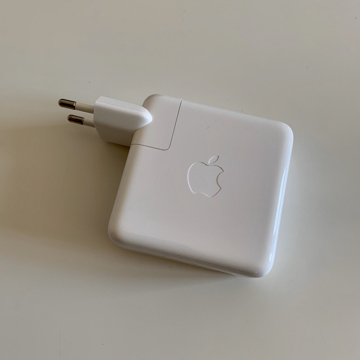 MHalfmann10's tweet photo. I ordered a charger on #Ariba and got it shipped to my home address in under 24h. Faster than Amazon! So impressed how @SAP enables us to work from home these days 👏🏻 #homeoffice #coronavirus https://t.co/M1VtUKbhTN