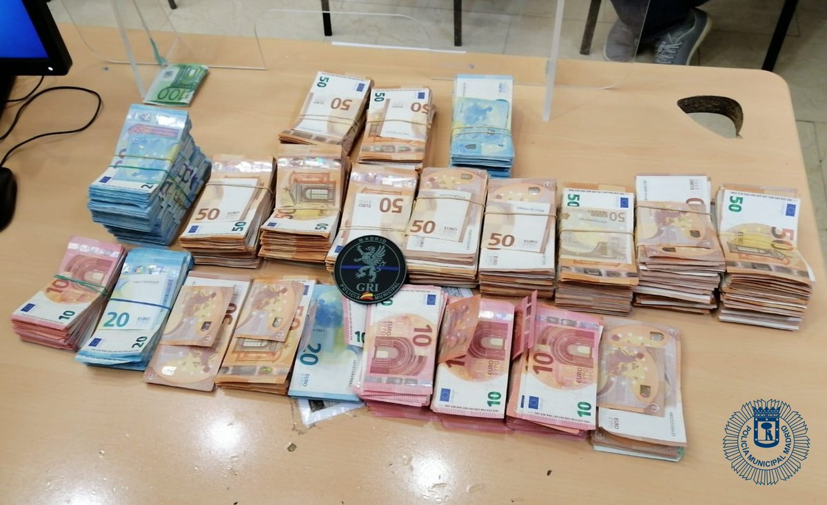 policiademadrid's tweet photo. Agentes de las #UAS intervinieron 124100€ y detuvieron a 2 personas por un delito contra la salud pública con 190,323gr de hachís y 5060€ en un control de tránsito de vehículos con motivo del 🚨Estado de Alarma🚨
#SeguridadCiudadana #COVID19 

Más info: https://t.co/Qfkd33A9zA https://t.co/W2sOObLDar