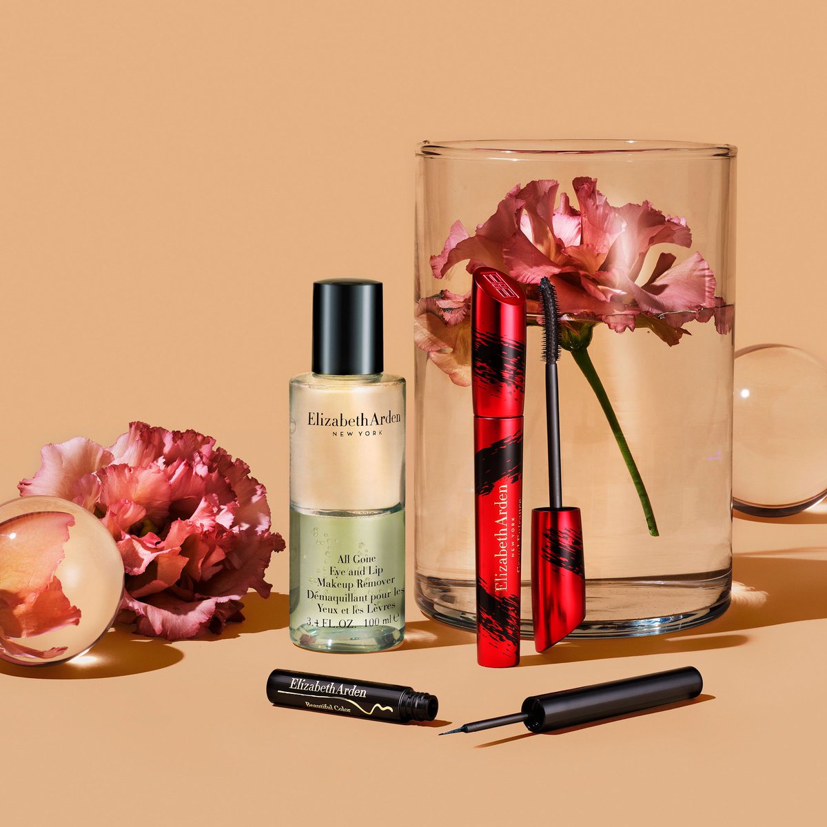 EArdenSA's tweet image. I spy with my little eye 👀 everything you need to create your fierce eye look, and take it off, too #AlwaysArden #BeautifulColor #GrandEntranceMascara #makeup 
ms.spr.ly/6185Tej65