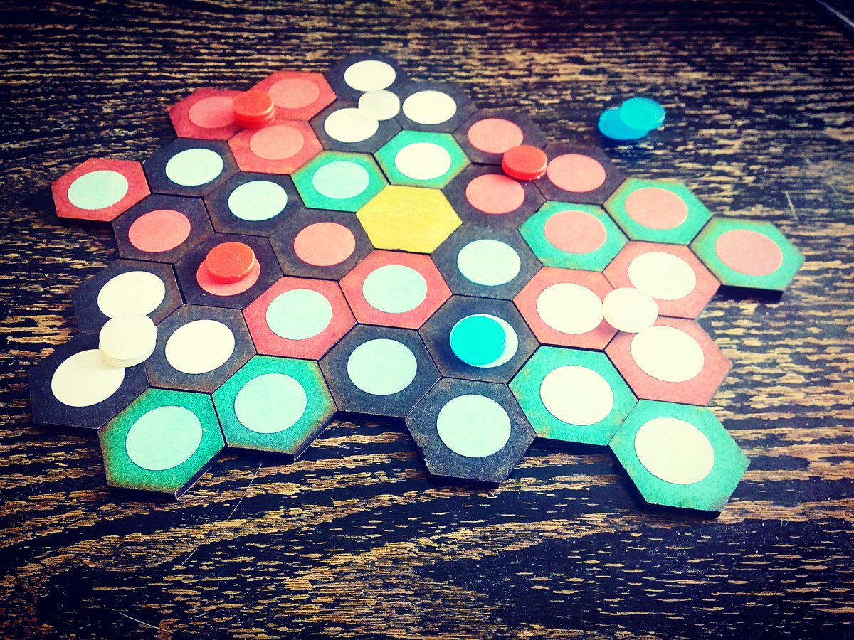 patatetenebres's tweet image. Prototype en cours de tests, j&apos;hésite à le passer en mode chacal pour plus de fun... Oui bon, en vrai je n&apos;hésite pas du tout.
#prototype #prototest #j2s #boardgames