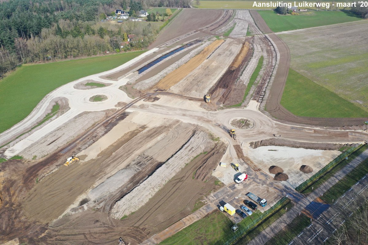 CorridorN69's tweet photo. De aanleg van de Nieuwe N69 vanuit de lucht. Hier zijn de aansluiting op de Luikerweg en de beekdalbrug bij De Run te zien (foto maart 2020). Meer luchtfoto's bekijk je op https://t.co/B8aVam2NEE. https://t.co/qST7P1ZF9B