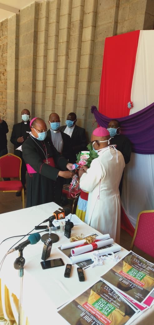bishopmuheria's tweet photo. #❤️Hope4u: Yesterday we launched the Hope4u Humanitarian assistance initiative, to needy families, by offering them a days meal for a period. It is equivalent to a kiondo of 2kg maizemeal &amp; sukuma. Let us join hands to support families in this difficult time of Corona restriction https://t.co/ZmTOL3pYch