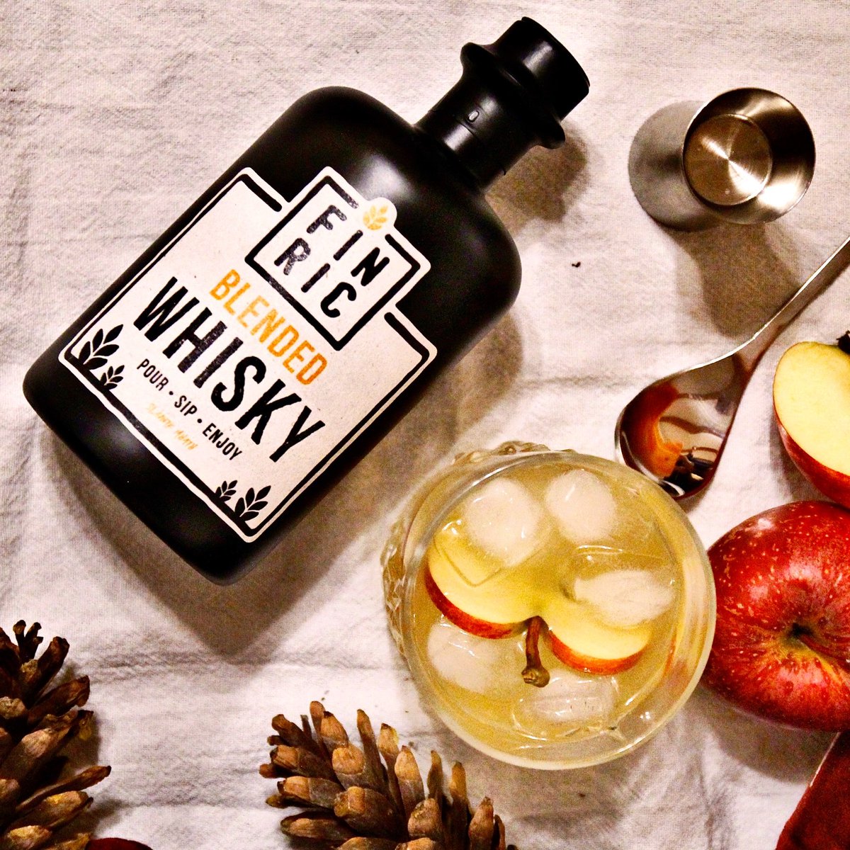 finricwhisky's tweet photo. 🥃+🍎=❤️
Gönn dir einen erfrischenden Whisky-Apfel-Cocktail, lehne dich ganz nach unserem Motto #poursipenjoy zurück und #genieße den Tag.
https://t.co/pD278zM0hQ
#whisky #finricwhisky #finricblendedwhisky #finric #blend #zuhause #genießen #hausbar #whiskey #cocktail #rezept https://t.co/QLhWpooIx5