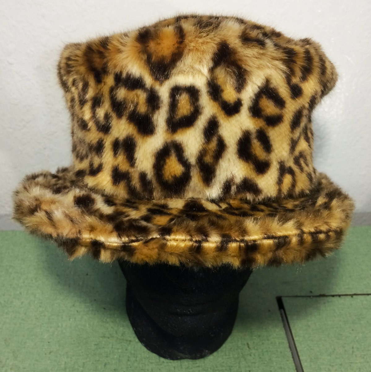 MarcVachonla's tweet photo. Who's rockin the #MarcVachon #fauxfur #leopard #collection ?

Get yours here.>> 
#cowboy .> https://t.co/i905qzWizJ
#Applehat.> https://t.co/ngw4nHjbQ4
#fisherman .>https://t.co/eLRUXbWd15
#fedora.> https://t.co/M2V7VVOXtx https://t.co/9vPVu2flQ8