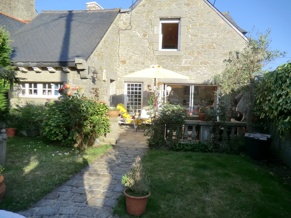 SoizeCrel's tweet image. #avendre #Bretagne #Langueux #Longère (bourg) offrant un beau jardin clos, cuisine 16m², salon au RdC, studio indépendant, 1 pièce. Etage, grand salon ouvrant sur la terrasse, suite parentale, bureau - Garage (23m²) avec portail électrique. Aucun vis à vis.