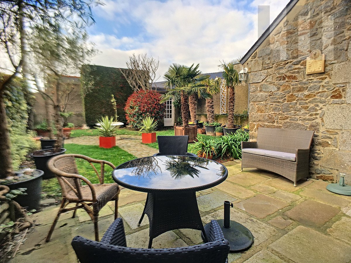 SoizeCrel's tweet image. #avendre #Bretagne #Langueux #Longère (bourg) offrant un beau jardin clos, cuisine 16m², salon au RdC, studio indépendant, 1 pièce. Etage, grand salon ouvrant sur la terrasse, suite parentale, bureau - Garage (23m²) avec portail électrique. Aucun vis à vis.