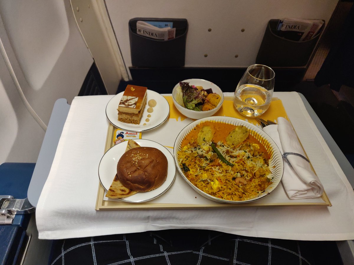 aerobalani's tweet image. Jet Airways flew it&apos;s last flight on the very same day last year (17th April 2019).

Sharing one of my last journeys with them 🙏 ..
_________________
#9W #JetAirways #JetScreen #JAI #JetKids #JetWings #JetKonnect #JetLite #JetPrivilege #JetPremiere #InterMiles
__________________