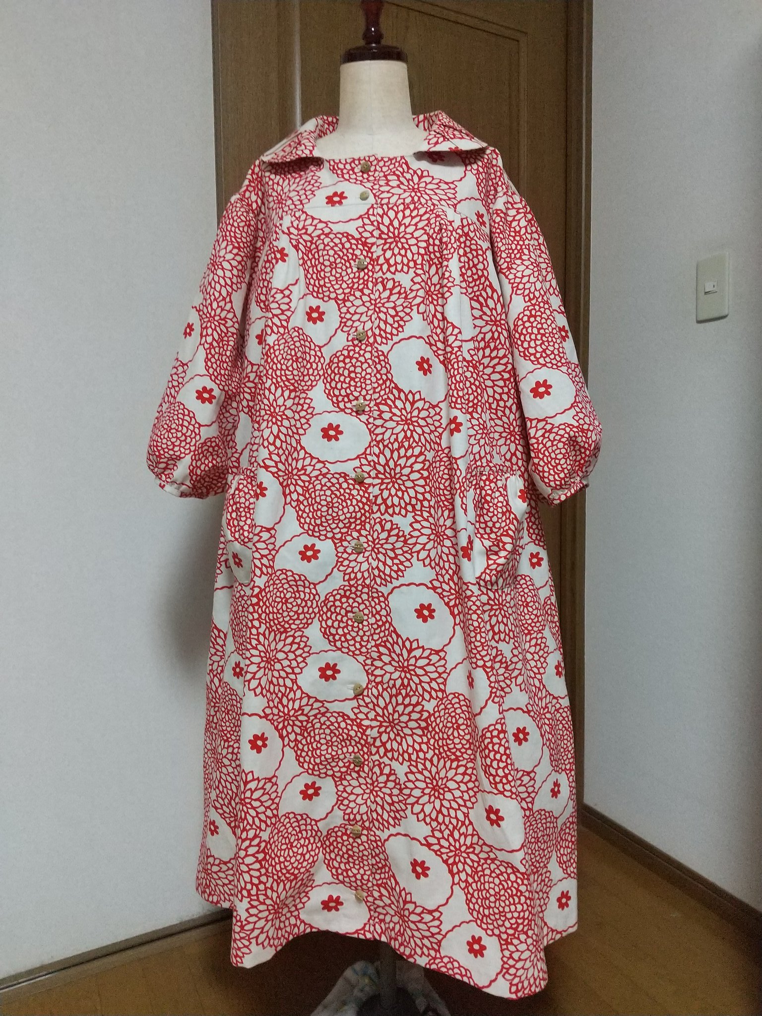 Saya ワンピース屋さん 釦付けも終わりまして 上手に出来ました 柄合わせもばっちり タックをたたんだ衿 ギャザーを寄せたぽってりポケット 全面の菊柄に 竹の釦 和風のワンピースコート ミシン 手縫い ワンピース 竹 菊 綿 手作り服