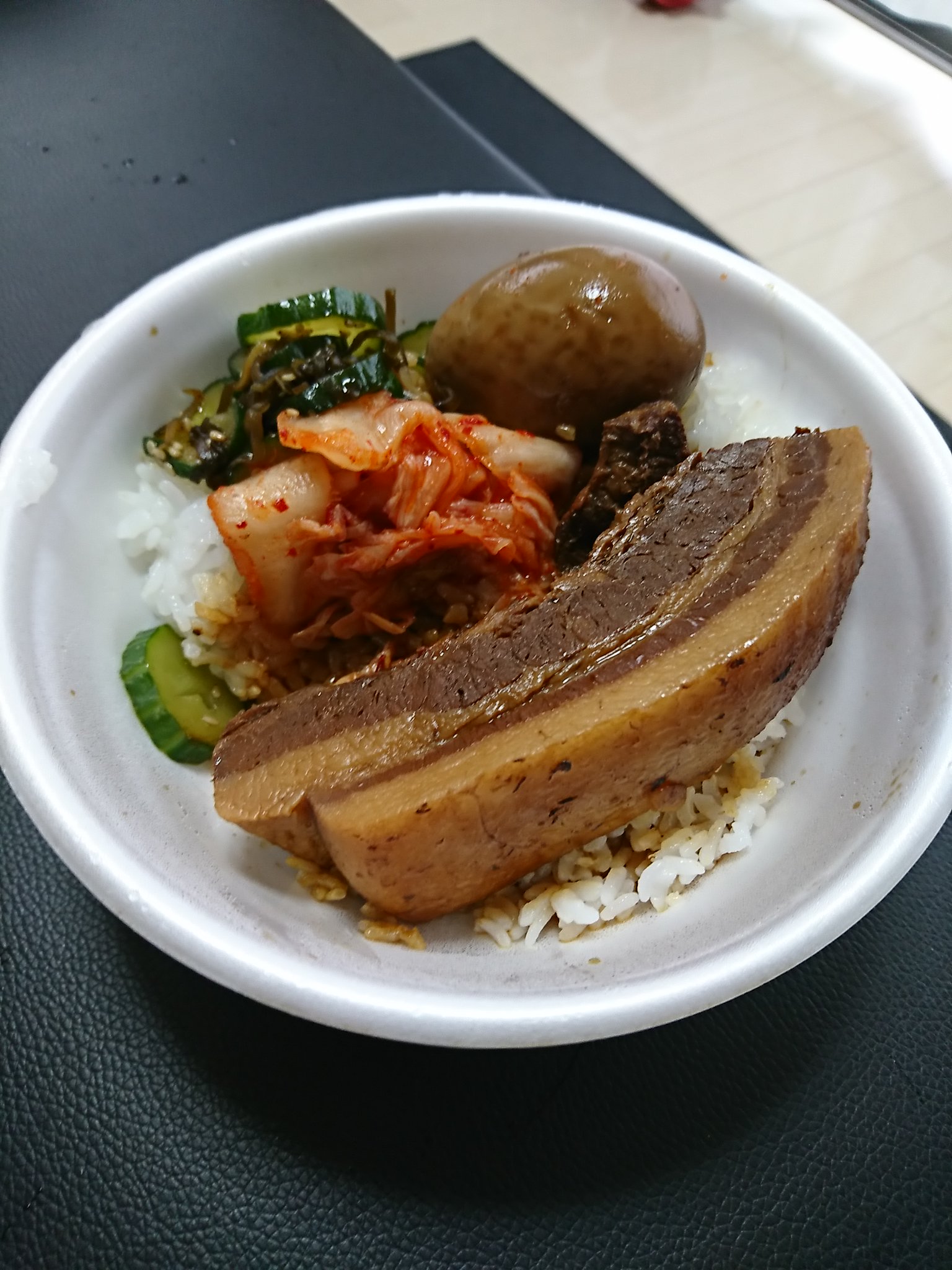 欲張りオジサン 大名 餃子のラスベガス で店頭販売されている 魯肉飯弁当 900円 を ランチに引き続き持ち帰り祭り この 肉の厚み 艸 かぶりついてご飯をかっこみば至福 つまみにもなるし このレベルが自宅で食べられるの本当に幸せ お