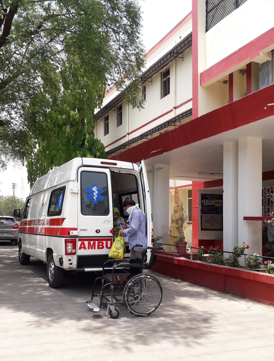 Donate PPE kits at hospitals so that staff can be there.. This is #ESIC Hospital at Indore nanda Ngr.. person opening Ambulance gate is attendant with patient.. no staff for wheelchairs carrying patients, attendants have to do it by themselves.. #support eachother.. #Covid_19