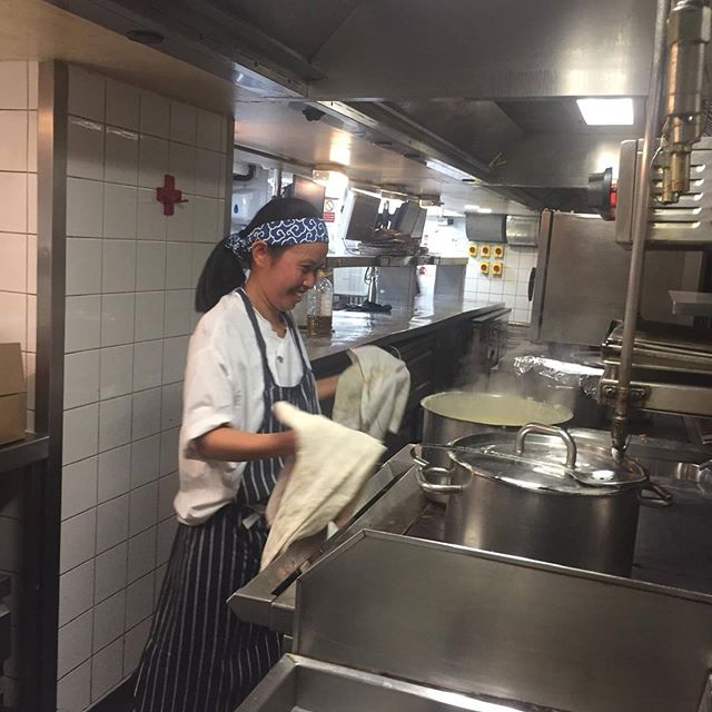 DonateCook19's tweet photo. Thanks to our AMAZING team of volunteer chefs from @MuranoLondon @FrenchHouseSoho @SmartGroupHQ  and @HawksmoorLondon we have made 4,500 meals this week serving 7 London hospitals &amp; reaching >100 NHS isolators with our home care packages. 👩‍🍳👨‍🍳 (chefs) hats off to you all! https://t.co/ApQNMA7E5S