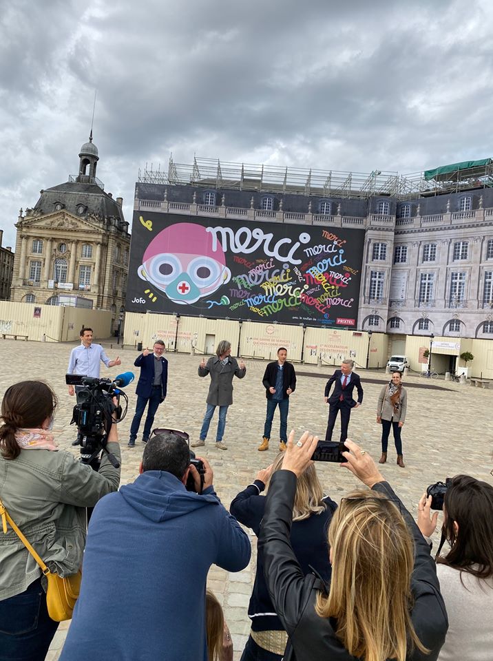#Jofo rend hommage et dit Merci aux soignants sur la façade du Palais de la Bourse de #Bordeaux <a href="/CCIBdxGironde/">CCI Bordeaux Gironde</a>  france3-regions.blog.francetvinfo.fr/cote-chateaux/…