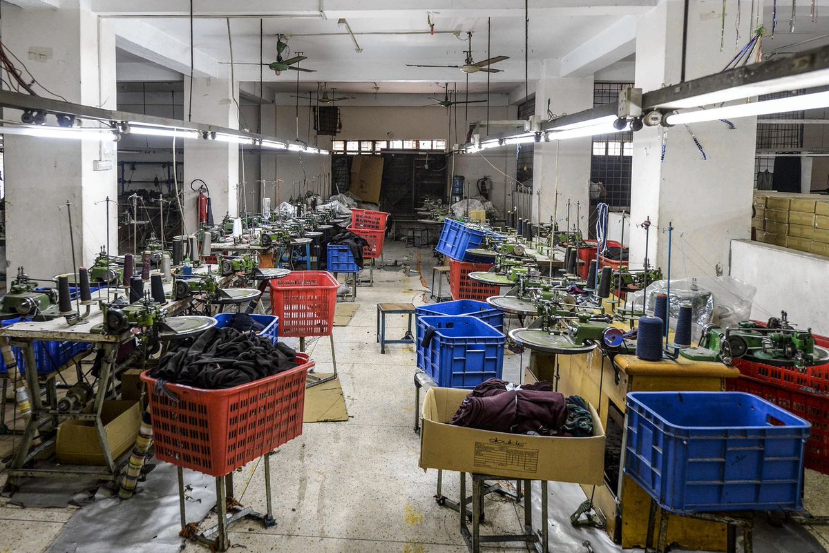 nrc's tweet photo. Westerse kledingmerken eisen 50 % korting van kledingproducenten Bangladesh. https://t.co/hXBM3HlP1c https://t.co/aopDcn6R4N