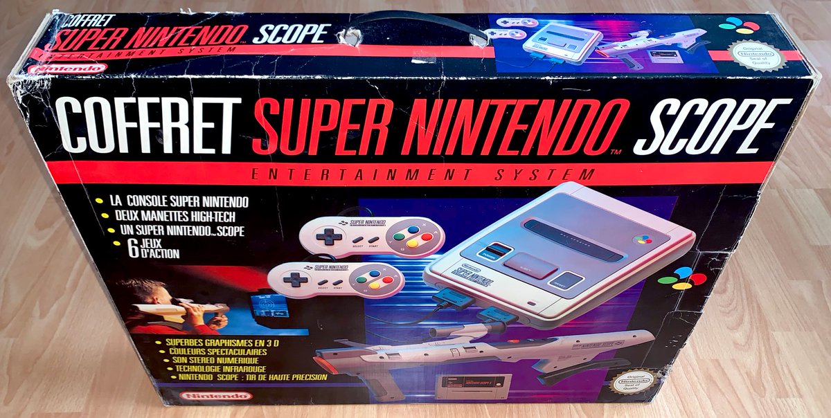 Coffret Super Nintendo Scope (1994) Mon pack console le plus volumineux, incluant une SNES… mais aussi et surtout, le fameux bazooka Super Scope et sa cartouche 6 jeux en 1 "Nintendo Scope 6".Je possède aussi Yoshi's Safari, vendu séparément mais pensé pour cet accessoire.