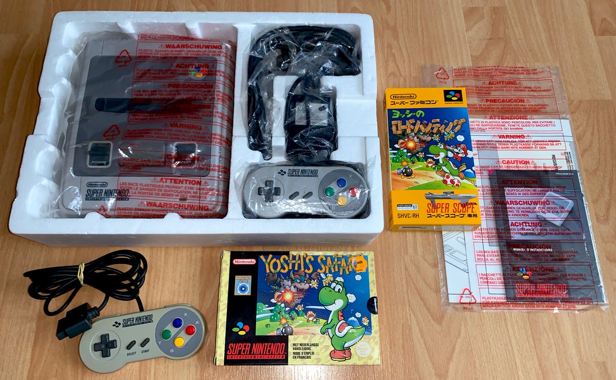 Coffret Super Nintendo Scope (1994) Mon pack console le plus volumineux, incluant une SNES… mais aussi et surtout, le fameux bazooka Super Scope et sa cartouche 6 jeux en 1 "Nintendo Scope 6".Je possède aussi Yoshi's Safari, vendu séparément mais pensé pour cet accessoire.