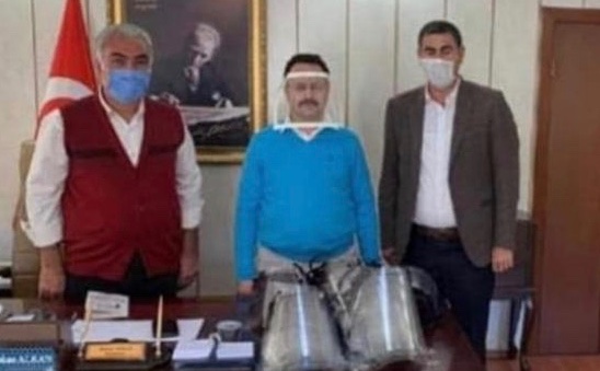 Sağlık çalışanları ve ihtiyaç duyanlar için evdeki yazıcımdan ürettiğim 50 tane siperliği İlçe Milli Eğitim müdürümüz ve okul müdürümüzle  kaymakamlığa  teslim ettik.