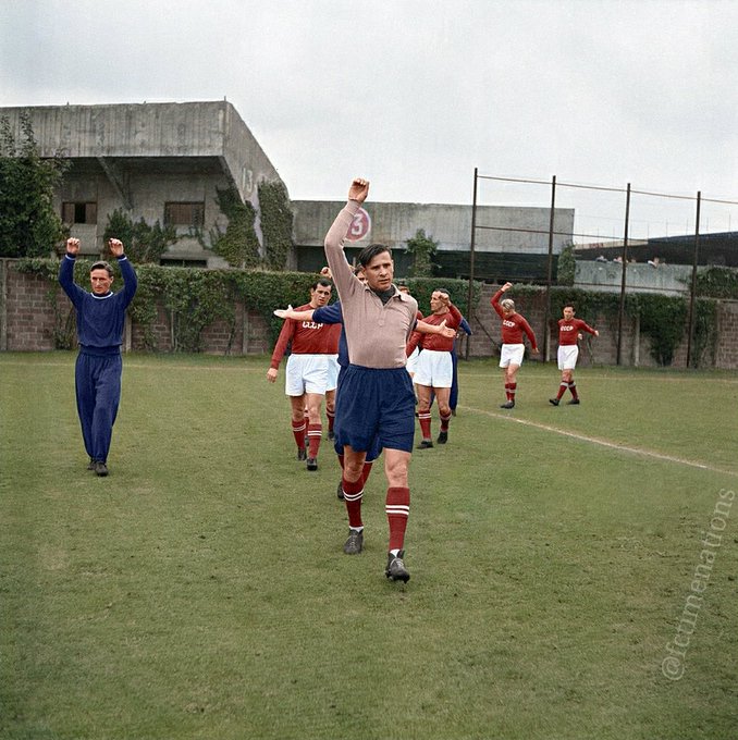 FOTOS HISTORICAS O CHULAS DE FUTBOL - Página 17 EVzk5kKXYAMMP2K?format=jpg&name=small