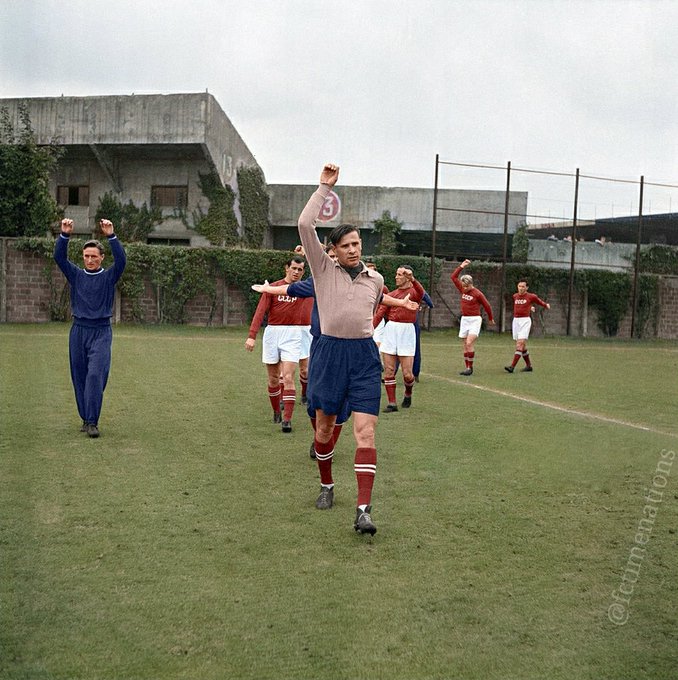 FOTOS HISTORICAS O CHULAS  DE FUTBOL - Página 17 EVzk5kKXYAMMP2K?format=jpg&name=small