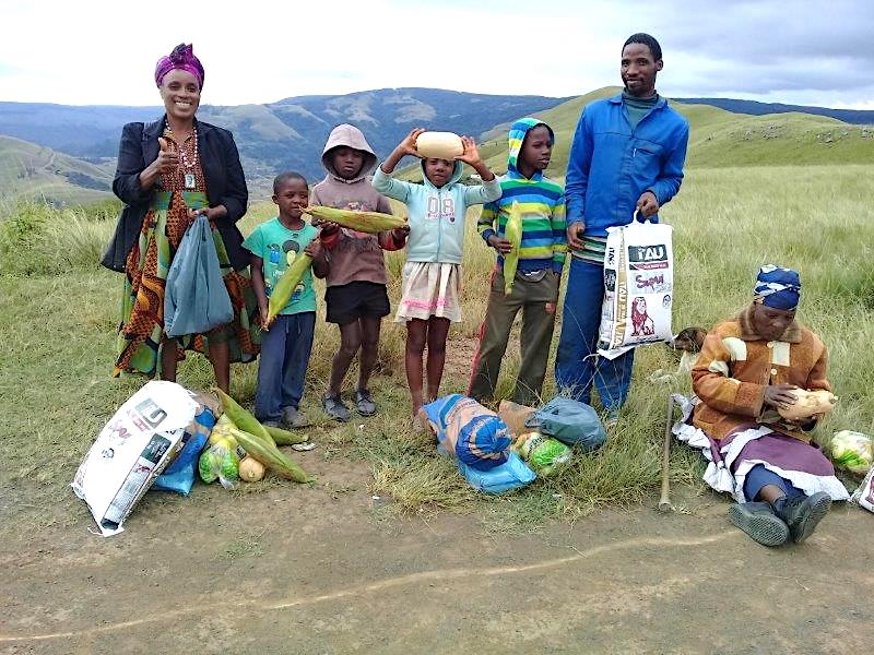 Kwanalu1's tweet photo. #Ixopo, #Highflats, #Kokstad, #MountCurrie & #MooiRiver farmers have responded to desperate calls of dwindling #food supplies in communities by donating produce & seedlings to sustain them in coming weeks. We commend their generosity during #lockdownsa. https://t.co/urYDz7BWxT https://t.co/Evpc4Kilqy
