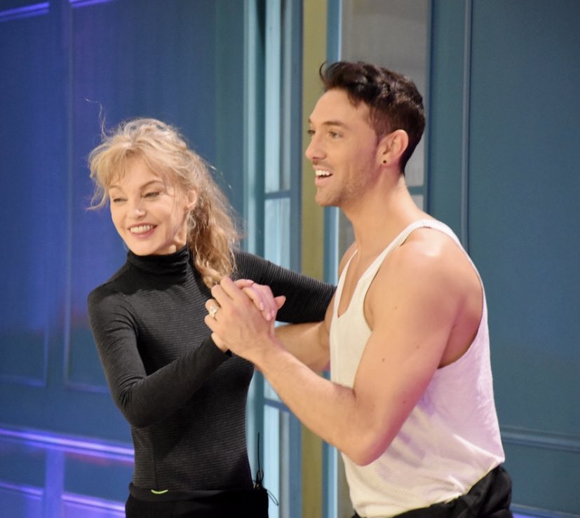 maximedereymez's tweet photo. Un cours de danse avec moi aux enchères, au profit de l’association d’ @anne_roumanoff "Solidarité avec les soignants" 😉 Lien ci-dessous
https://t.co/i56GCIjq9L https://t.co/XClpQGL0N5