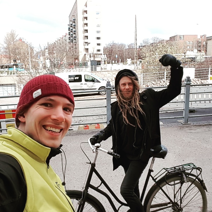 Fillariopas's tweet photo. Tänään tuli vastaan aikaisemman kesän fillariopas Lassi. Oli mahtava jakaa kokemuksia ja kuulla konkarin oppeja! Hyvillä mielin kohti viikonloppua. 🌞 #fillariopas #kaupunkipyörät #kohtaamisia https://t.co/xCyAAwyOwH