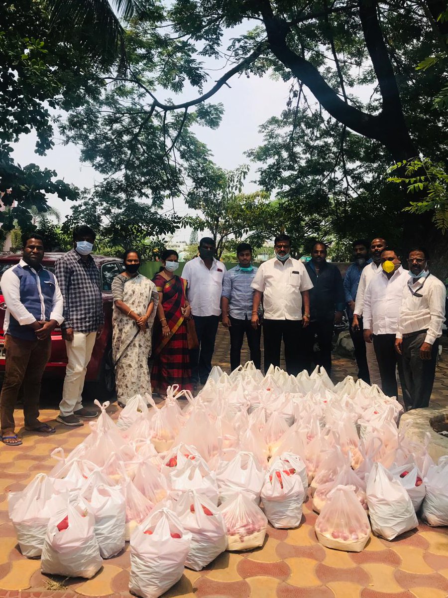 GSayannaMLA's tweet photo. Under the guidance of Secunderabad Cantonment MLA Sayanna Garu, Market Director Vinitha Garu and TRS Leader Saritha Garu has distributed necessary food grains to the needy people at Edward Compound &amp; Chipur Lane Basthi. 
#TelanganaFightsCorona https://t.co/4n6lycsf3Q