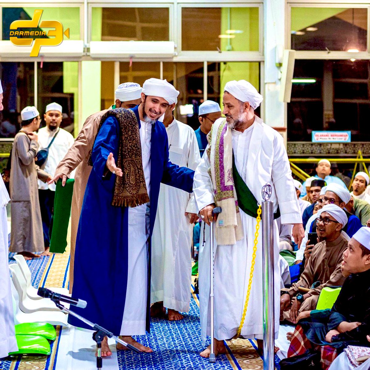 Sifat yang diajarkan Rasulullah ﷺ adalah mendahulukan orang lain walaupun dirinya memerlukan. 

Tetapi sebaliknya dizaman kita, lebih mementingkan diri sendiri walaupun dengan menyakiti orang lain. 

• Habib Ali Zaenal Abidin Al Hamid

#DarMedia