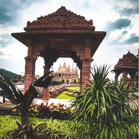 what a  beautiful temple occupied in an astonishing space,  the architecture of this temple is so unique and  marvelous that it becomes a must visit place in Pune. What a  holy and clam place to find peace within. #BAPSSWAMINARAYANMANDIR #PUNE #FOLLOWFORFOLLW #architecture