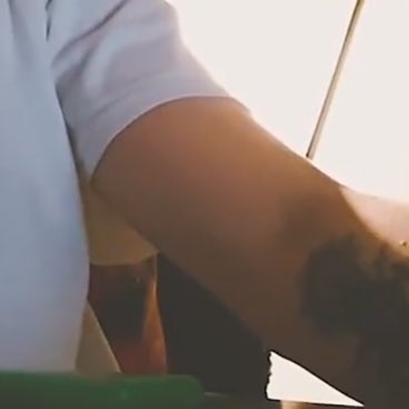 แกรู้มั้ย มันเท่ที่สุดและมันดีที่สุดที่แกได้เป็นตัวเอง อยากให้มั่นใจเยอะๆเลยนะ ㅠㅠ