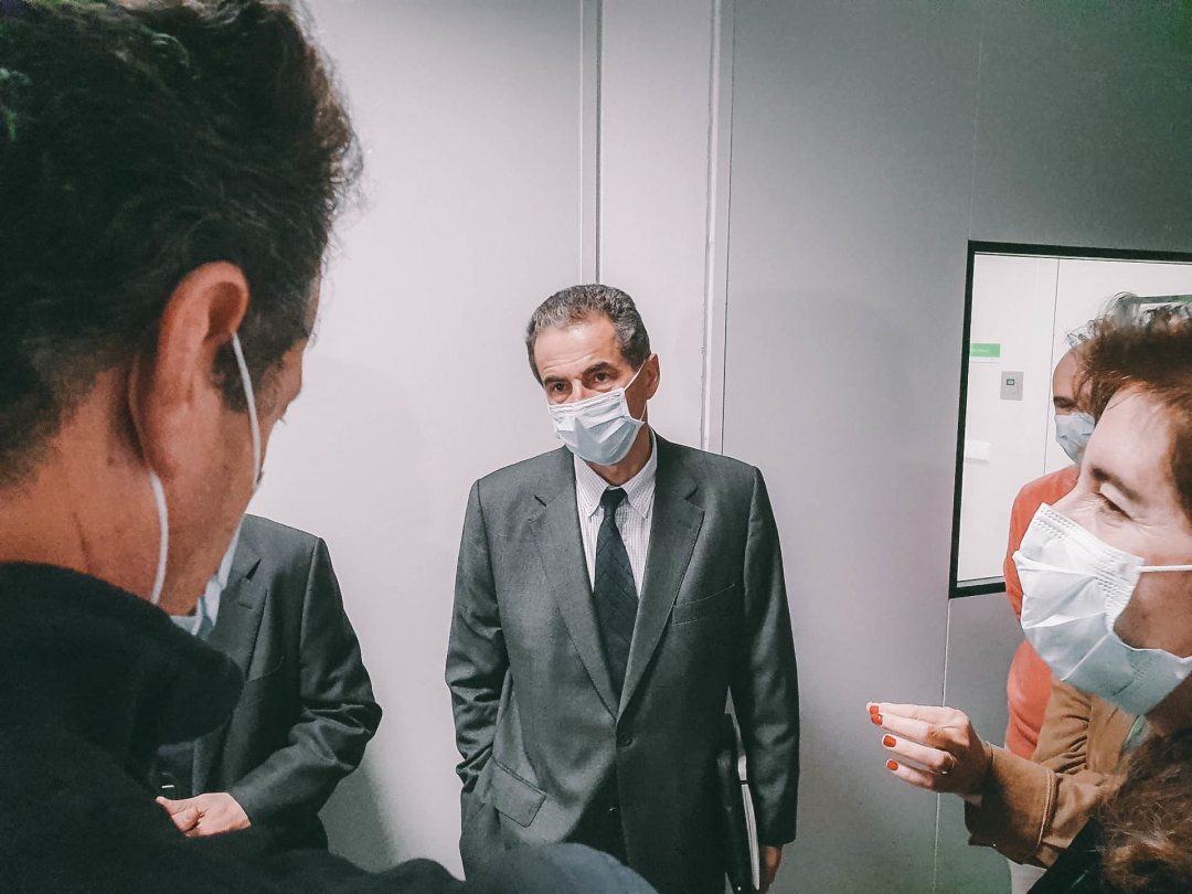 UnivAveiro's tweet photo. Os ministros Manuel Heitor, Ana Abrunhosa e Ana Mendes Godinho estiveram hoje nos laboratórios do #iBiMED onde a UA faz diariamente 200 testes de rastreio à covid-19. 
 @ciencia_pt | @coesao_pt | @ReitorUAveiro |  @trabalho_pt https://t.co/Yup7un5Pry