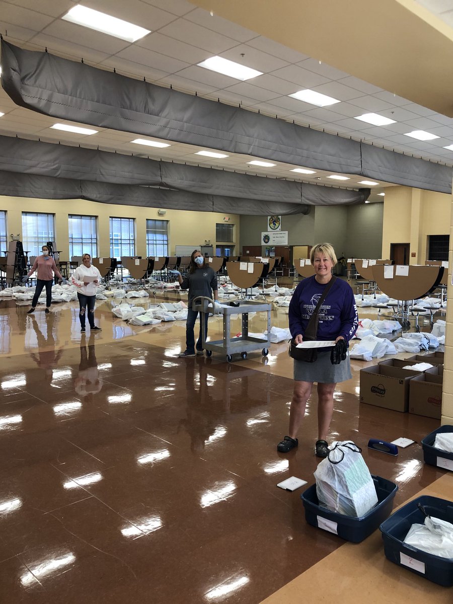 wcsssmspsp's tweet photo. 8th Grade Item Curbside Pick up crew with all the bags practicing physical distancing as we work at Spring Station. 7th grade parent yesterday stated “Wonderful, much appreciated and very organized!” 6th grade on Monday! Believe me tears will be shed today! https://t.co/oeHo6aZgaN