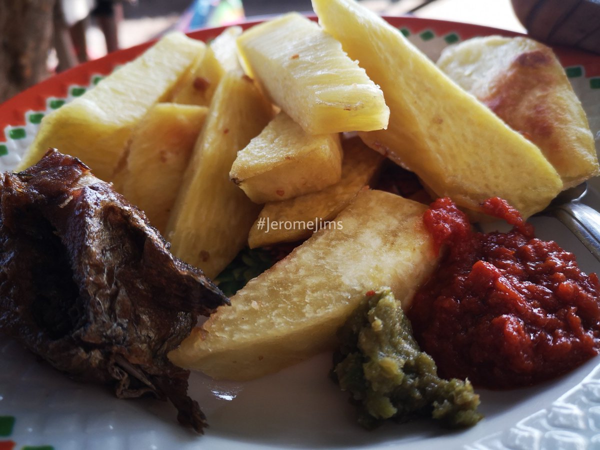 jimsjazz's tweet image. Koliko(igname frite) + kanami(poisson frit) + khom(pâte de maïs fermentée) + petit poisson(no idea of the name in Ewe) + akodou(banane)..
Voilà pourquoi certains occidentaux ne nous aiment pas.. 😒

#Jims #WithPhone #WithFUn #Togo #Photography #Africa