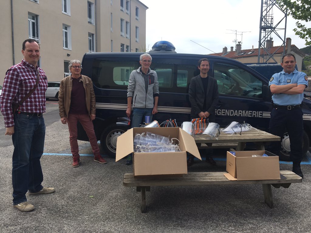 Prefet07's tweet image. #TousMobilisés | Un grand merci au Fablab du centre Ardèche (#CAPLAB) qui a fait don de 150 visières à la préfecture. Elles vont être distribuées aux personnels engagés dans la lutte contre le #COVID19 grace au soutien logistique de @Gendarmerie_007 🙏