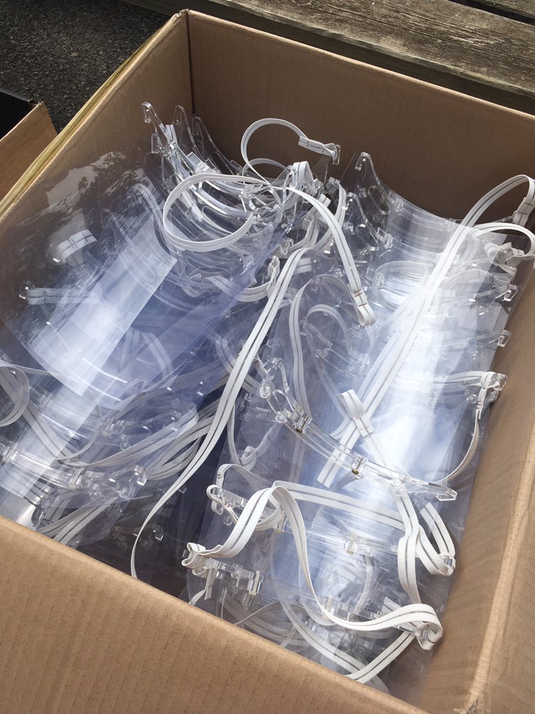 Prefet07's tweet image. #TousMobilisés | Un grand merci au Fablab du centre Ardèche (#CAPLAB) qui a fait don de 150 visières à la préfecture. Elles vont être distribuées aux personnels engagés dans la lutte contre le #COVID19 grace au soutien logistique de @Gendarmerie_007 🙏