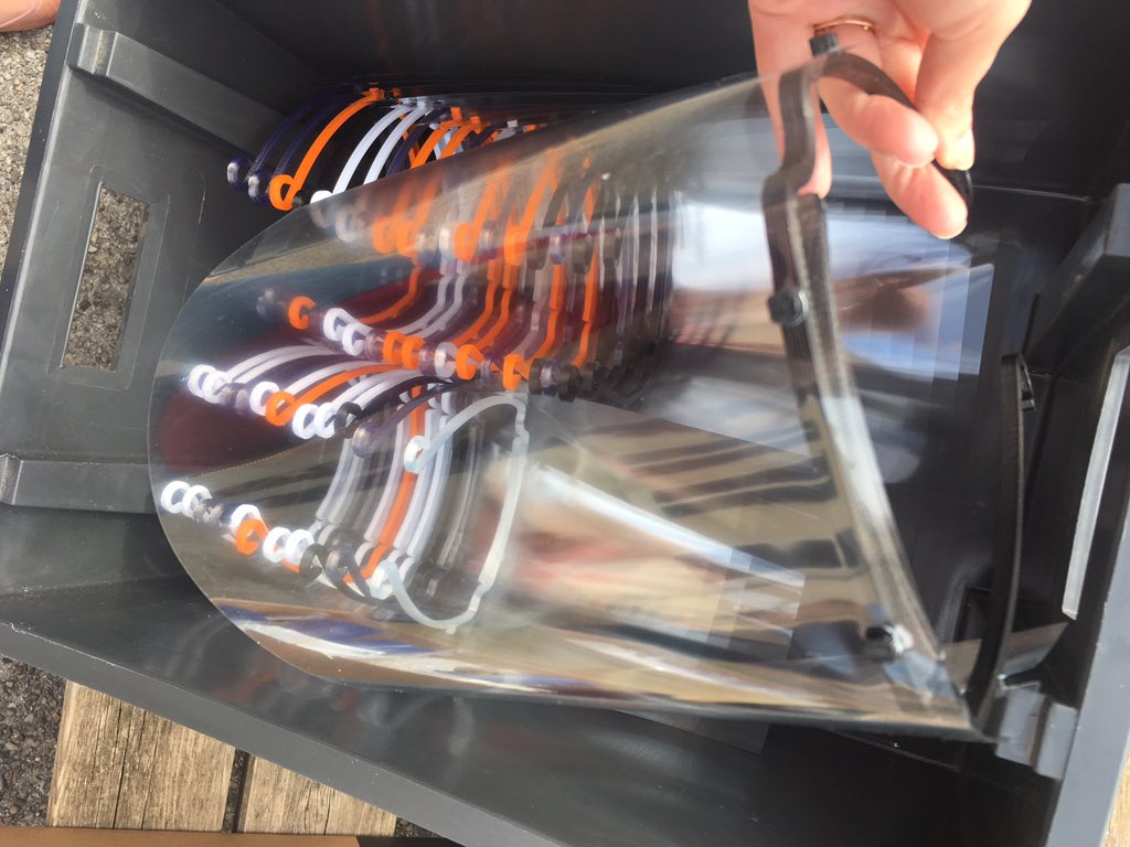 Prefet07's tweet image. #TousMobilisés | Un grand merci au Fablab du centre Ardèche (#CAPLAB) qui a fait don de 150 visières à la préfecture. Elles vont être distribuées aux personnels engagés dans la lutte contre le #COVID19 grace au soutien logistique de @Gendarmerie_007 🙏