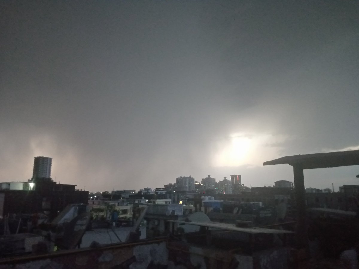 monika_shekhar's tweet photo. गाजियाबाद में सूर्यास्त अद्भुत दृश्य #sunset #indirapuram #eveningCapture #sundown #nature https://t.co/95Fblq6oPI