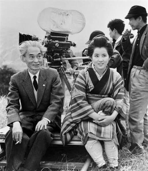 松吉 伊豆の踊子撮影中の吉永小百合と原作者川端康成 体育座りで眺めてるのちょっと面白くてかわいい 吉永小百合もめっちゃかわいい 好きな映画のオフショット T Co 7vfvwr4smv Twitter