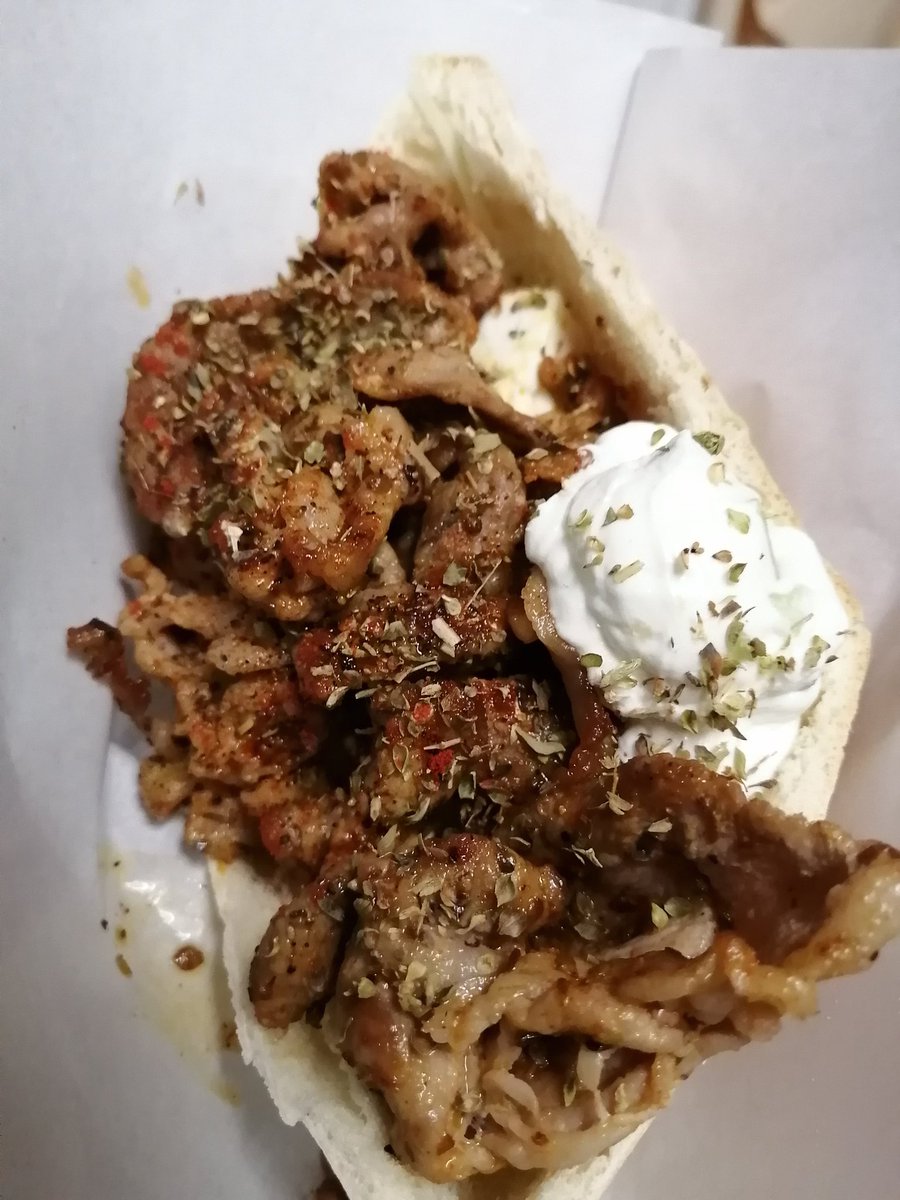 Greekrestaurant ギリシャ料理スピローズ蒲田 ギロスの作り方 ピタパンを開いて野菜とフェタチーズを入れてドレッシングをかけます その後お肉を入れてレモンオイルとオレガノ パプリカをのせてザジキをインします ぜひ作ってみてください