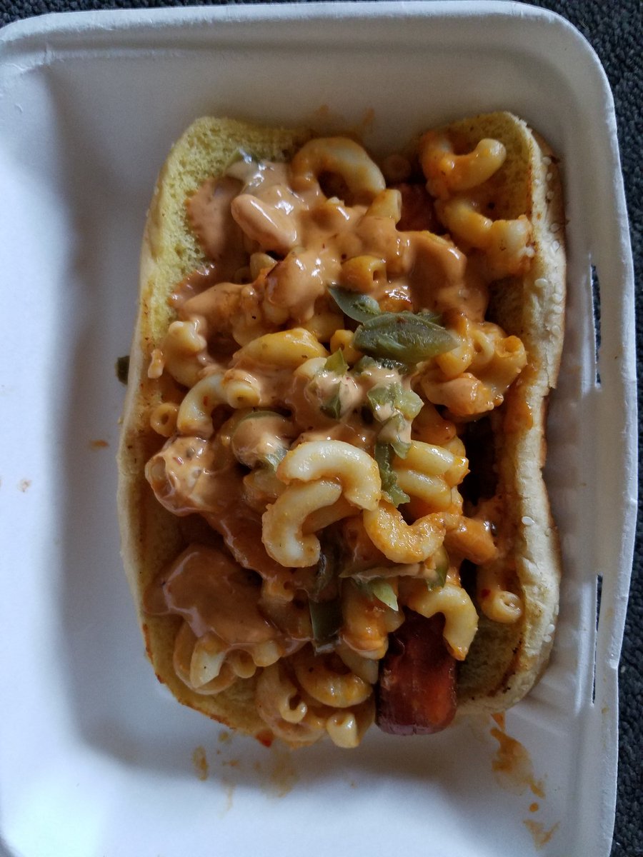 neildmonte's tweet photo. Dinner tonight is the mac n' cheese dog by The Vegan Hooligans! Actually, this would be dinner, supper and second breakfast! π #veganhooligans #vegan #comfortfood #foodie #plantbased #FridayNightDinner https://t.co/887KKw0YzE