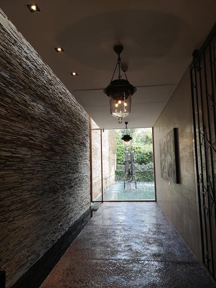 Boozy_Foodie's tweet photo. After sipping Delaire Graff's Cab Franc rosé and #Botmaskop blend, I was reminiscing about that cool and misty winter's day when we visited that elegant estate. Lovely! #BoozyMay #StellenboschWines #Helshoogte #BFWineTrip #VirtualTravelSA #SAWillTravelAgain @DelaireGraff https://t.co/mBSKC1tULY