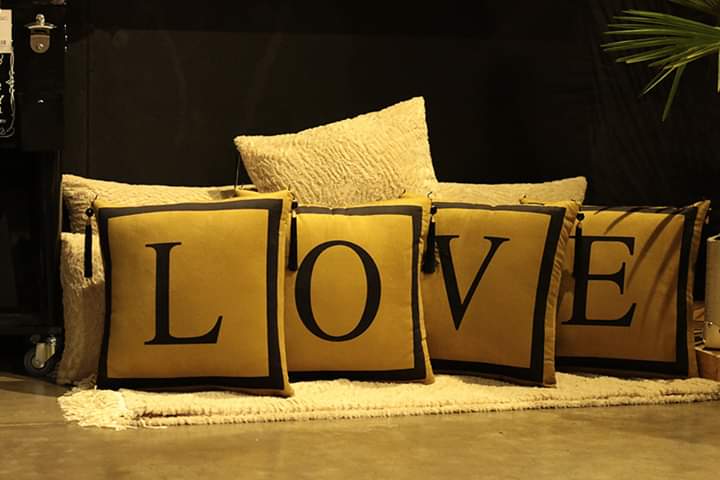 Sempre que houver um vazio em tua vida, enche-o de amor! A vida é curta, aproveite-a. O amor é raro, agarre-o. A raiva é ruim, jogue-a fora. O medo é ridículo, enfrente-o. Memórias são doces, saboreie-as.
#rivalcir