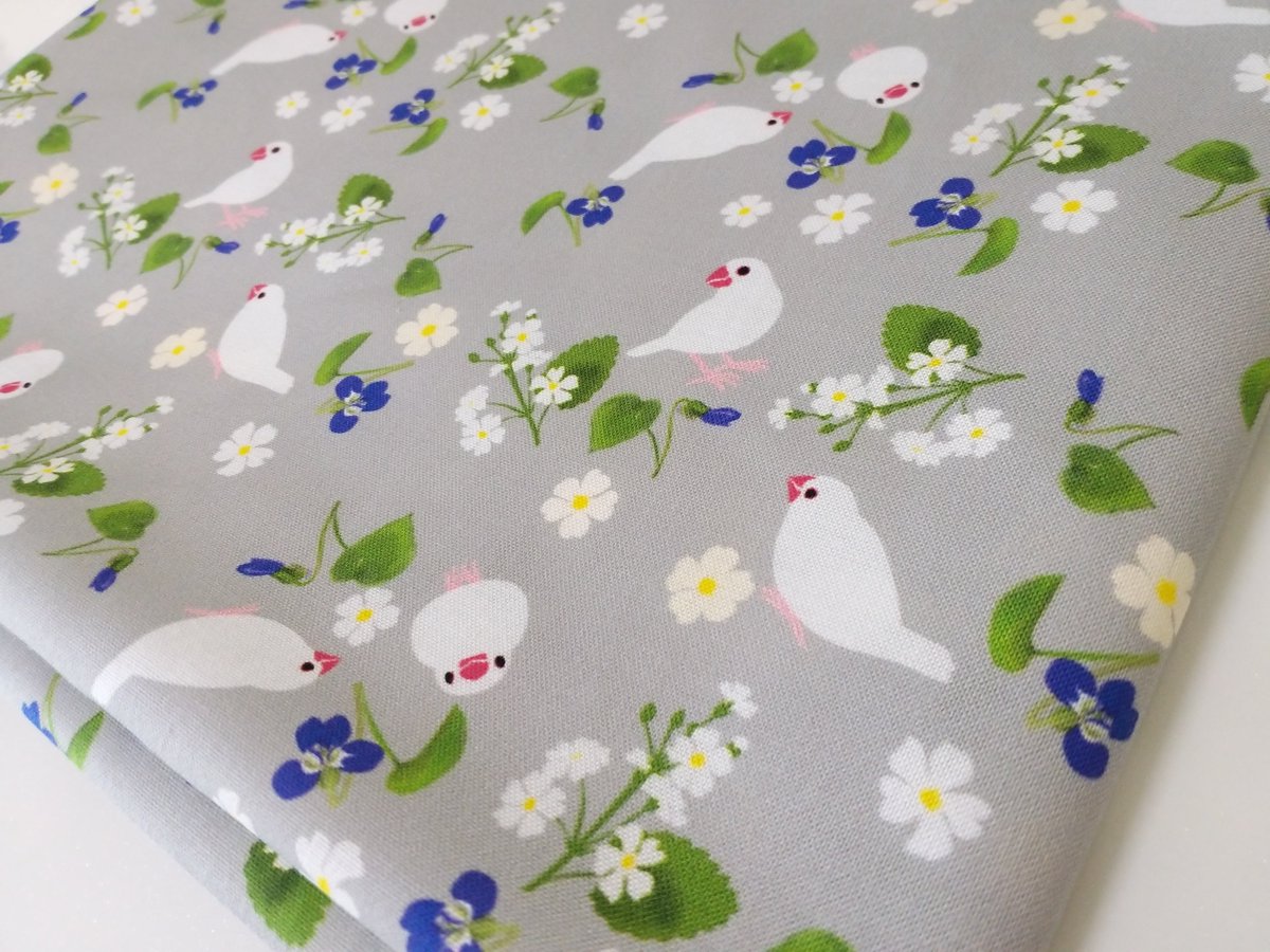 オリジナル生地のリアルファブリック A Twitter 鳥好きさんにおすすめ 文鳥の可愛さ満載の生地 デザイン名 すみれとさくらそうと白文鳥 Gray デザイン番号 3269 デザイナー Linda様 Gelatik Putih 柄のサイズ 布の種類は選択可能なので ご