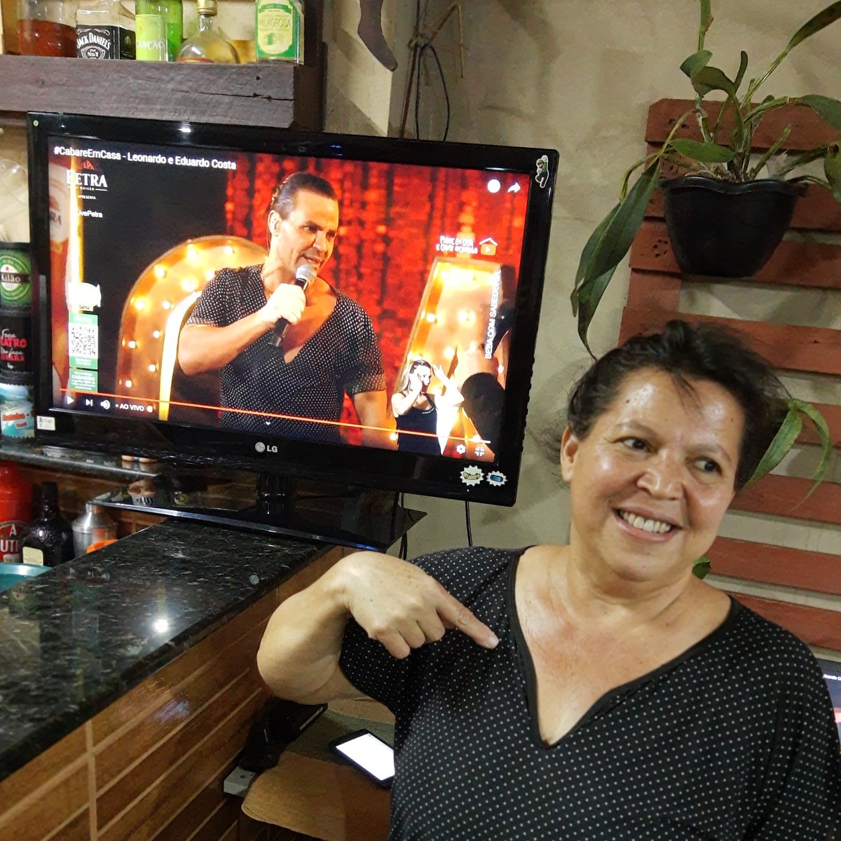 tisporto's tweet photo. Ooo #eduardocosta, devolve a blusa da minha mãe! Rummm!!! 
#Leonardo #livepetra #cabare #CabareEmCasa https://t.co/aVVDrZE6mh