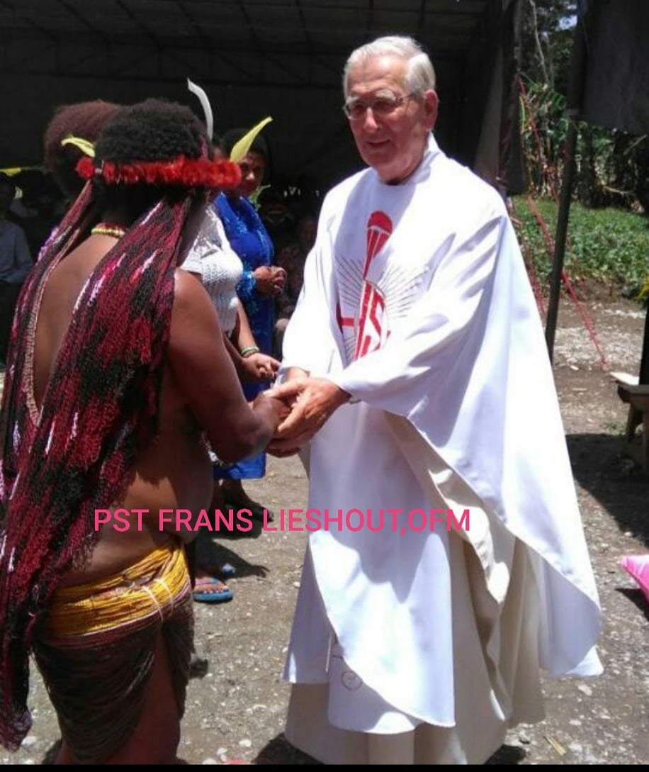 pigai_wilhelmus's tweet photo. Selamat jalan kerumah Bapa disurga Pater Frans Lieshout,OFM. semua pesan dan karyamu selama 56 tahun mengabdi &amp;  bertugas ditanah Papua, akan kami kenang selalu.  Doa kami Pater diterima Bapa disurga dan selalu mendoakan kami ditanah papua https://t.co/yVPFY8nmUT