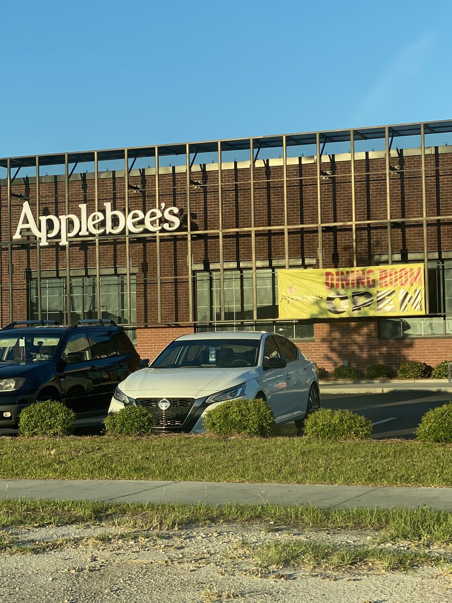 SavvyTamz_57's tweet photo. Applebee’s dining room is open at Tangers outlet in Savannah.  #ReopenGeorgia #ReopenSavannah https://t.co/7OCXEuqCFs