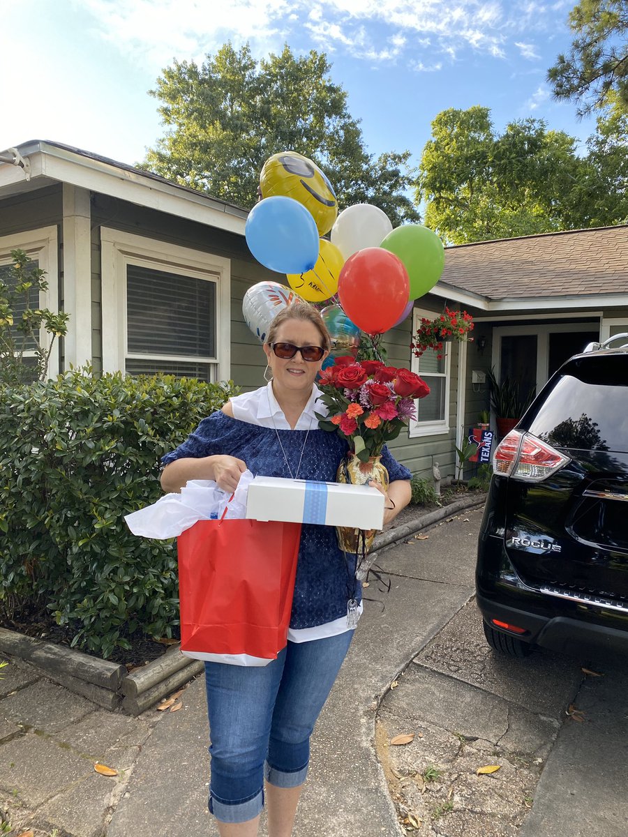 MacArthur_AISD's tweet photo. Happy National School Principal’s Day Mrs. Peterson!  We appreciate all the hard work you do for our staff and students.  No one works harder and has a heart felt desire to see students succeed!  #SchoolPrincipalsDay #WeAreAldine @MhsPeterson @AldineISD @AldineHR @drgoffney https://t.co/uPd69Qe7RE